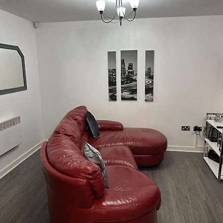 Remarkable 2-Bed Apartment In Wolverhampton Exterior photo