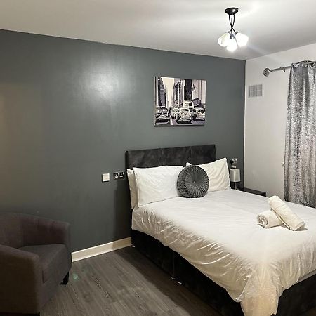 Remarkable 2-Bed Apartment In Wolverhampton Exterior photo