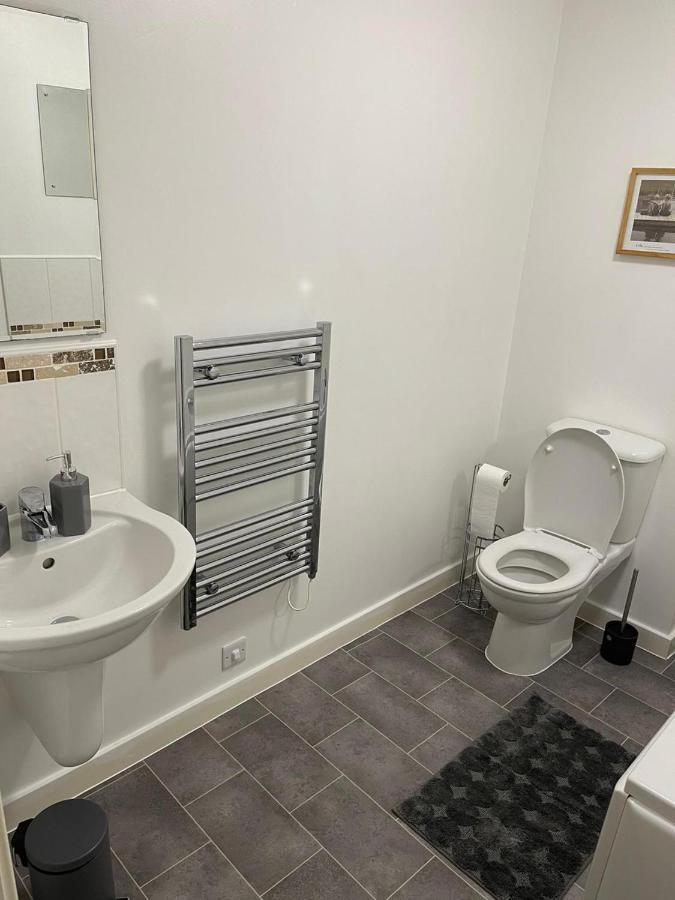 Remarkable 2-Bed Apartment In Wolverhampton Exterior photo