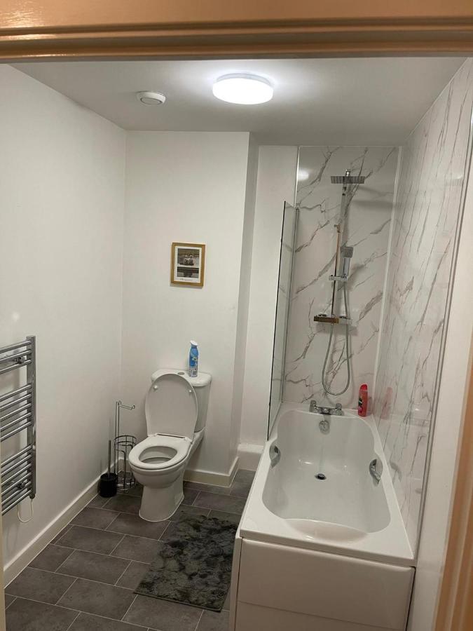 Remarkable 2-Bed Apartment In Wolverhampton Exterior photo