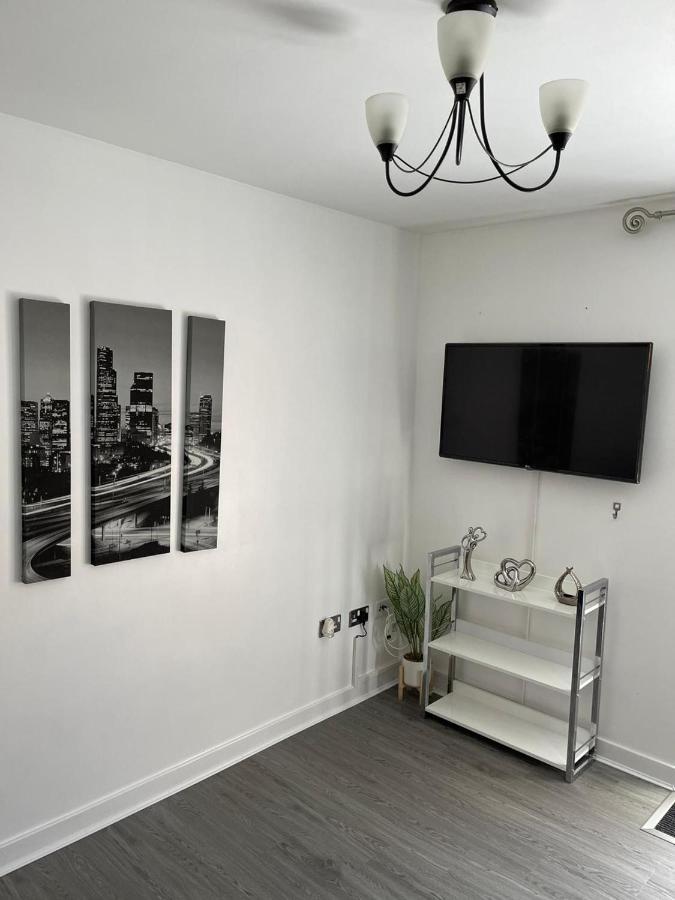 Remarkable 2-Bed Apartment In Wolverhampton Exterior photo